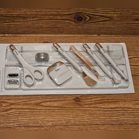 Cricut Essential Tool Set Gold - Picture 2 of 5